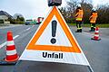 Warndreieck       -  Ein Warndreieck steht in der Nähe einer Unfallstelle.