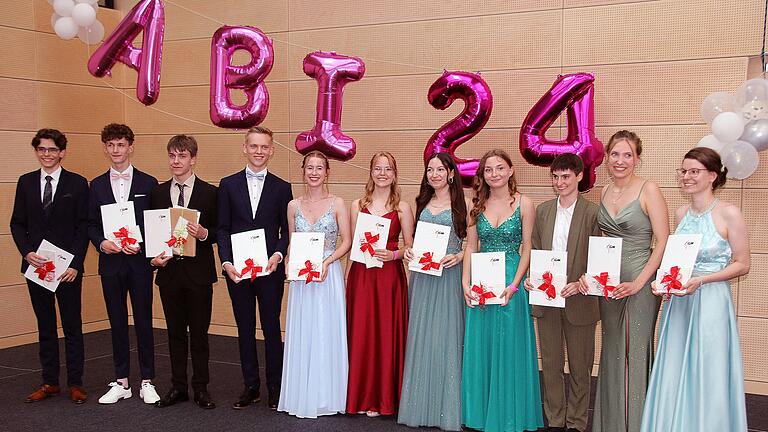 Diese elf jungen Frauen und Männer wurden am Johann-Philipp-von-Schönborn-Gymnasium Münnerstadt für besonders gute Noten und für ihr Engagement ausgezeichnet. Diese elf jungen Frauen und Männer wurden am Johann-Philipp-von-Schönborn-Gymnasium Münnerstadt für besonders gute Noten und für ihr Engagement ausgezeichnet. 