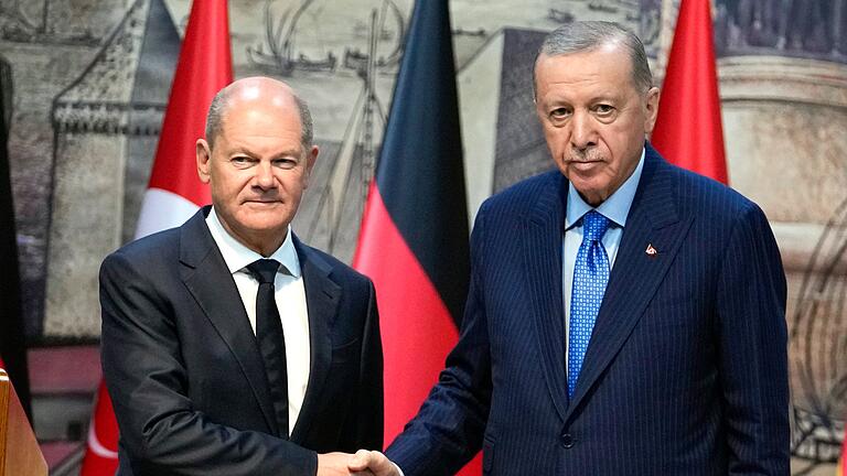 Scholz trifft Erdogan in Istanbul       -  Deutschland und die Türkei wollen wieder enger kooperieren, etwa im Rüstungsbereich - zur offenen Konfrontation von Scholz (l.) und Erdogan kam es dagegen beim Thema Nahost.