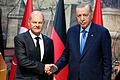 Scholz trifft Erdogan in Istanbul       -  Deutschland und die Türkei wollen wieder enger kooperieren, etwa im Rüstungsbereich - zur offenen Konfrontation von Scholz (l.) und Erdogan kam es dagegen beim Thema Nahost.