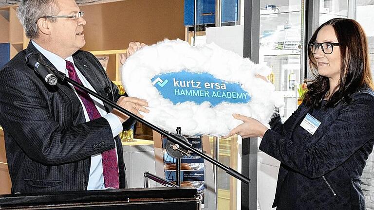 Kurtz-Ersa-Chef Rainer Kurtz übergibt den virtuellen Schlüssel zur Hammer Academy in Form einer Wolke (Cloud) an Kanzlerin Verena Alina Bartschat.