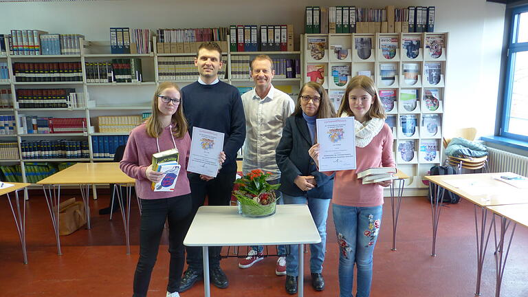 Den Kreisentscheid des Vorlesewettbewerbs der mittelfränkischen Realschulen richtete die Christian-von-Bomhard-Schule Uffenheim aus. Im Bild von links Alina Leidig (Johann-Georg-von-Soldner-Schule aus Feuchtwangen), Johannes Flierl (Begleitlehrer aus Feuchtwangen), Realschuldirektor Ralf Lischka, Edda Brenndorfer (Begleitlehrerin aus Schillingsfürst), Luisa&nbsp;Schürger (Edith-Stein-Realschule Schillingsfürst).