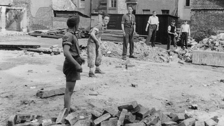 150 Jahre Rotes Kreuz in Schweinfurt: Dieses Bild entstand 1953. Die Backsteine aus dem zerbombten Gebäude in der Landwehrstraße wurden abgeklopft und für die Garagen in der Gorch-Fock-Straße verwendet. 150 Jahre Rotes Kreuz in Schweinfurt: Dieses Bild entstand 1953. Die Backsteine aus dem zerbombten Gebäude in der Landwehrstraße wurden abgeklopft und für die Garagen in der Gorch-Fock-Straße verwendet. 