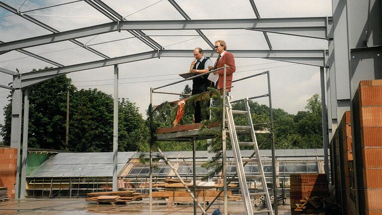 Ein herausragender Meilenstein in der Geschichte der Karlstadter Turngemeinde: Das Richtfest für die eigene Halle 1997. Auf dem Gerüst ein Vertreter der Würzburger Stahlbaufirma Uhl zusammen mit dem damaligen Vorsitzenden Hubert Hupfloher (rechts).