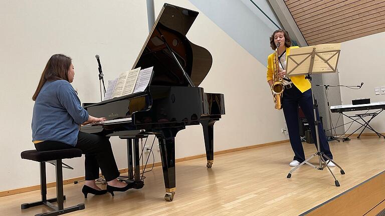 Duo-Beitrag Haruka Tsuyama (Klavier) und Annalena Neu( Saxophon). Duo-Beitrag Haruka Tsuyama (Klavier) und Annalena Neu( Saxophon).