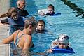 Üben für das Seepferdchen: Bei der Wasserwacht Frammersbach kümmern sich Jugendleiterin Eva Gubik (Mitte),&nbsp; Armin Seufert und Anja Blesl (vorne) um die Schwimm-Ausbildung der Kinder.