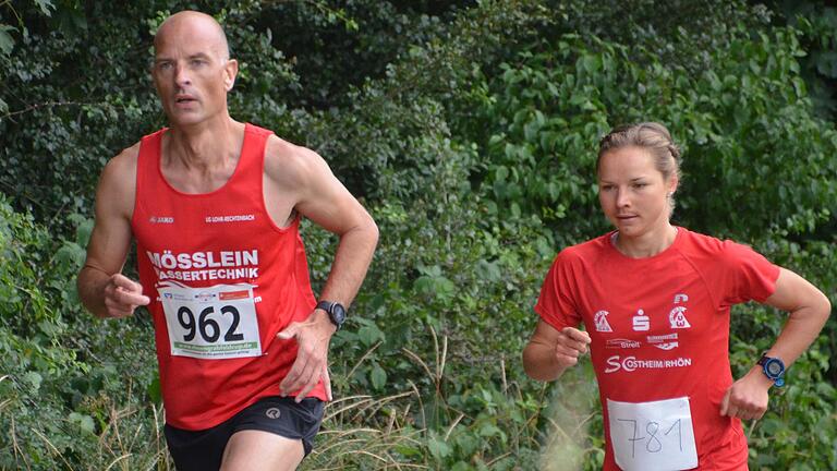 Maja Betz (rechts) vom SC Ostheim gewann den Hauptlauf der Frauen über 8,2 Kilometer mit neuem Streckenrekord. Thomas Schönfeld von der LG Rohr-Rechtenbach (links) wurde bayerischer Berglaufmeister der M 45.