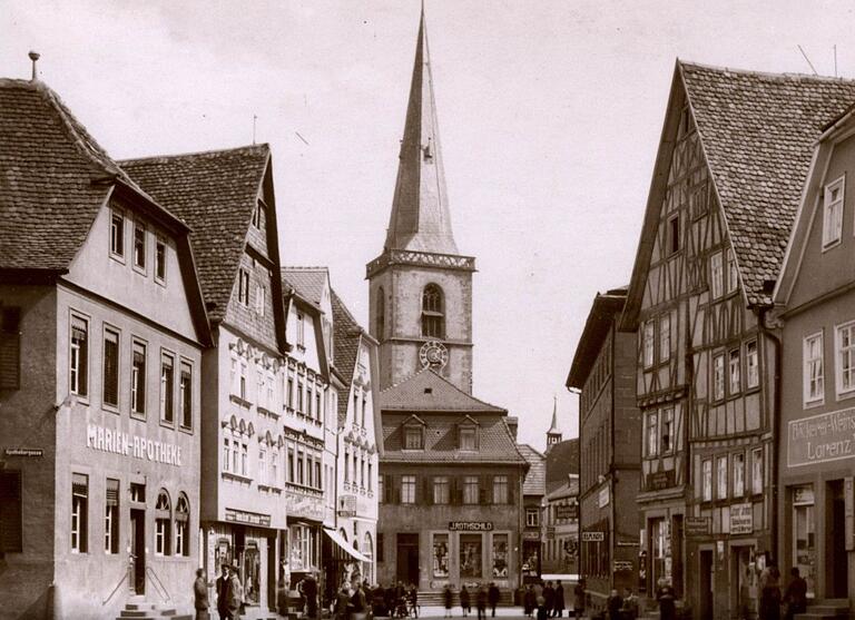 In der Bildmitte das Geschäft des Jakob Israel Rothschild, Bruder von Hermann Rothschild. Das Foto entstand um das Jahr 1935.