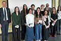 Die Geehrten mit Schulleiter, Schul- und Fördervereinsvorsitzendem und Festrednerin: (v. l. n. r.) Schulleiter Achim Höfle, Jana Steiner, Salma Elkashty, Arby Kreß, Johanna Fuhrmann, Nadine Lunz, Wolf-Dieter Gutsch, Lenia Happel, Susanne Karb, (1. Reihe, v.l.n.r.) Tu Minh Nguyen, Minh Hang Ma und Tia Lechner.