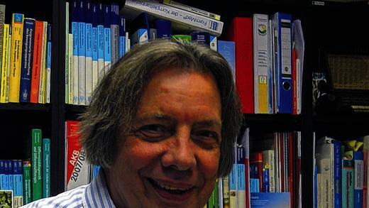 Georg Gilbergs-Schnarr heute: Der ärztliche Direktor und Chefarzt für Präventivmedizin im Rehazentrum Bad Bocklet im Sprechzimmer seiner Praxis.