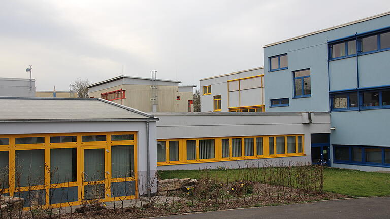 Was passiert mit den bisherigen Schulgebäuden am Lülsfelder Weg, wenn es zu einem Neubau der Schulen kommt? Jetzt gibt es die Idee, die Immobilie nicht abzureißen, sondern anderweitig zu nutzen. Was passiert mit den bisherigen Schulgebäuden am Lülsfelder Weg, wenn es zu einem Neubau der Schulen kommt? Jetzt gibt es die Idee, die Immobilie nicht abzureißen, sondern anderweitig zu nutzen.