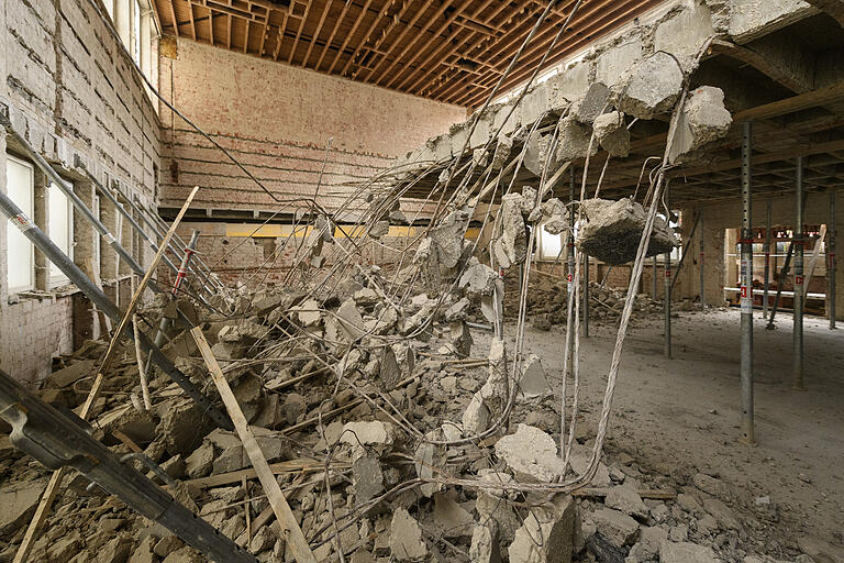 Blick in die Turnhalle von unten. Blick in die Turnhalle von unten.