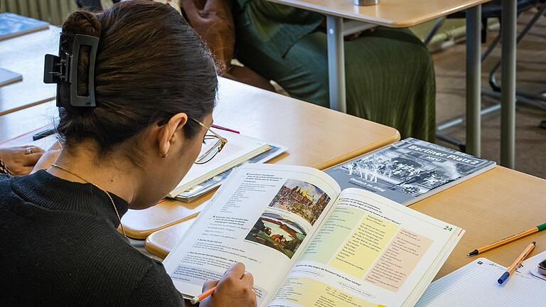 Mit dem Stift in der Hand studiert diese Kursteilnehmerin eine Kurzbiografie über den deutschen Dichter Bertolt Brecht. Durch den vom BAMF zertifizierten Sprachkurs sollen Teilnehmende aufs Sprachniveau B1 kommen, das ihnen erlaubt, sich im Alltag und im Arbeitsumfeld gut zu verständigen. Mit dem Stift in der Hand studiert diese Kursteilnehmerin eine Kurzbiografie über den deutschen Dichter Bertolt Brecht. Durch den vom BAMF zertifizierten Sprachkurs sollen Teilnehmende aufs Sprachniveau B1 kommen, das ihnen erlaubt, sich im Alltag und im Arbeitsumfeld gut zu verständigen. 