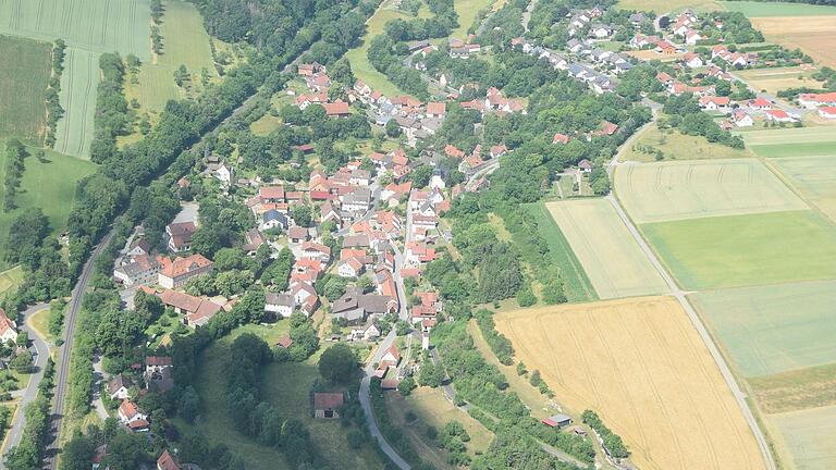 Anhand der Bahnlinie und eines herrschaftlichen Gebäudes in seiner Nähe müsste die Ortschaft zu identifizieren sein, die bei der vierten Aufgabe des Sommerrätsels gesucht wird.
