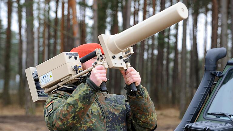 Ein Feldjäger der Bundeswehr zielt mit einem Effektor HP-47 auf eine Drohne.&nbsp;