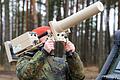 Ein Feldjäger der Bundeswehr zielt mit einem Effektor HP-47 auf eine Drohne.&nbsp;