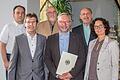 Verdienstmedaille überreicht (von links): Andreas Nees, Landrat Thomas Schiebel, Kilian Nees, Thomas Sauer, Bürgermeister Paul Kruck und Sigrid Sauer.