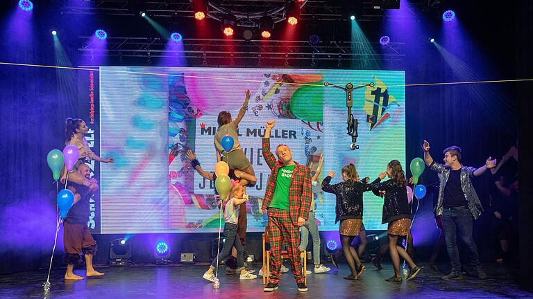Videodreh in der Stadthalle in Schweinfurt: Der Kabarettist Michl Müller sowie Mitglieder und Freunde der Faschingsgesellschaft Schwarze Elf tanzen für das Musikvideo zu Müllers Lied 'Wie jedes Jahr'. Videodreh in der Stadthalle in Schweinfurt: Der Kabarettist Michl Müller sowie Mitglieder und Freunde der Faschingsgesellschaft Schwarze Elf tanzen für das Musikvideo zu Müllers Lied 'Wie jedes Jahr'.