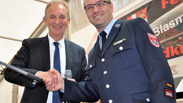 Der Handschlag zum Abschluss der Schlüsselübergabe für das neue Feuerwehrhaus: Bürgermeister Horst Herbert (links) beglückwünschte den Kommandanten Michael Kirchner zum neuen Feuerwehrgerätehaus. Der Schlüssel ist - im Zeitalter der Elektronik - so klein, dass er in der Hand verschwindet. Der Handschlag zum Abschluss der Schlüsselübergabe für das neue Feuerwehrhaus: Bürgermeister Horst Herbert (links) beglückwünschte den Kommandanten Michael Kirchner zum neuen Feuerwehrgerätehaus. Der Schlüssel ist - im Zeitalter der Elektronik - so klein, dass er in der Hand verschwindet.