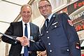 Der Handschlag zum Abschluss der Schlüsselübergabe für das neue Feuerwehrhaus: Bürgermeister Horst Herbert (links) beglückwünschte den Kommandanten Michael Kirchner zum neuen Feuerwehrgerätehaus. Der Schlüssel ist - im Zeitalter der Elektronik  - so klein, dass er in der Hand verschwindet.