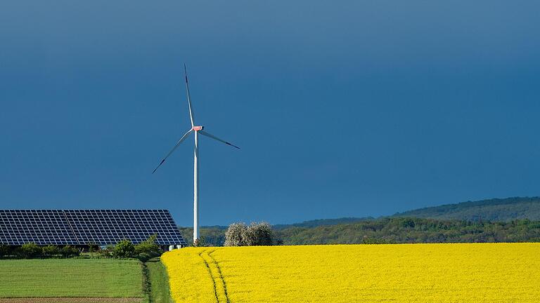 Der Landkreis Schweinfurt entwickelt ein Klimaschutzkonzept, das Bürgerinnern und Bürger zum Mitmachen animieren soll. Windkraft und Photovoltaik dürften dabei große Rollen spielen (Symbolfoto). Der Landkreis Schweinfurt entwickelt ein Klimaschutzkonzept, das Bürgerinnern und Bürger zum Mitmachen animieren soll. Windkraft und Photovoltaik dürften dabei große Rollen spielen (Symbolfoto).