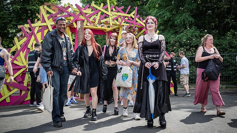 Besucherinnen und Besucher des Umsonst & Draussen 2023 in Würzburg. Besucherinnen und Besucher des Umsonst & Draussen 2023 in Würzburg.