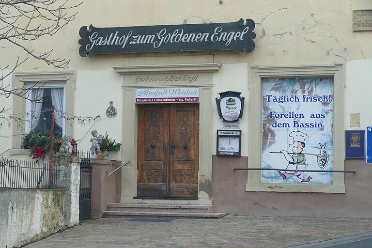 Bekannt für seine frischen Forellen kamen die Gäste von weit her zum Goldenen Engel. Bekannt für seine frischen Forellen kamen die Gäste von weit her zum Goldenen Engel.