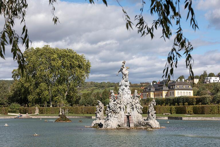 Spiegelnde Wasserflächen, Gartenskulpturen, plätschernde Wasserspiele, romantische Laubengänge gibt es im Rokokogarten in Veitshöchheim. Mittelpunkt der Anlage ist der große See mit der Parnass-Gruppe.