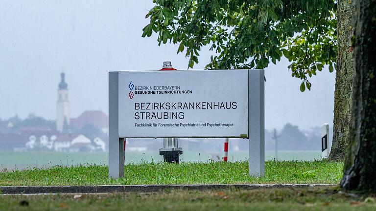 Vier Straftäter geflohen - Bezirkskrankenhaus Straubing - Vier Männer sind am Samstagabend im niederbayerischen Straubing aus einer geschlossenen Klinik entflohen. Vier Straftäter geflohen - Bezirkskrankenhaus Straubing - Vier Männer sind am Samstagabend im niederbayerischen Straubing aus einer geschlossenen Klinik entflohen.