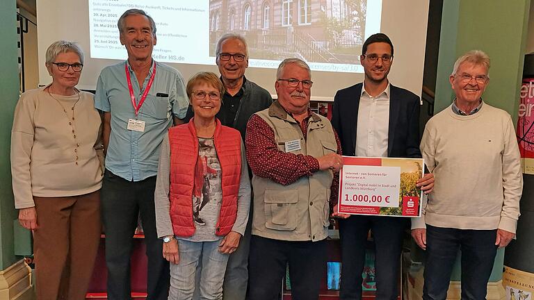 Über die großzügige Spende der Sparkasse Mainfranken Würzburg freuen sich von links: die Digitallotsen Ulrike Debes, Bernd Keller, Gisela Cronimus-Hohmann, sowie Stephan Debes, Peter Wisshofer, Andreas Mahler und Gernot Geyer (Schatzmeister)
