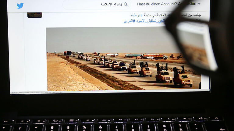 IS-Propaganda im Internet - ARCHIV - ILLUSTRATION - Eine junge Frau schaut am 12.03.2015 in Köln auf einen Computermonitor, auf dem einer Website mit Propaganda des IS zu sehen ist. Foto: Oliver Berg/dpa (zu dpa 'Ausschusssitzung: Strategien gegen Radikalisierung im Internet' vom 08.03.2016) +++(c) dpa - Bildfunk+++ | Verwendung weltweit IS-Propaganda im Internet - ARCHIV - ILLUSTRATION - Eine junge Frau schaut am 12.03.2015 in Köln auf einen Computermonitor, auf dem einer Website mit Propaganda des IS zu sehen ist. Foto: Oliver Berg/dpa (zu dpa 'Ausschusssitzung: Strategien gegen Radikalisierung im Internet' vom 08.03.2016) +++(c) dpa - Bildfunk+++ | Verwendung weltweit