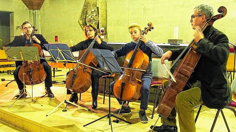 Beim Adventskonzert der Richard-Trunk-Musikschule in der Tauberbischofsheimer Bonifatiuskirche spielten zahlreiche Schüler – von den jüngeren Musikern bis hin zu Erwachsenen – eine ganze Reihe weihnachtlicher Weisen, aber auch einige Kompositionen aus unterschiedlichen Epochen, die aber auf einem Instrumentarium erklangen, das sich gut in die festliche Zeit fügte. Beim Adventskonzert der Richard-Trunk-Musikschule in der Tauberbischofsheimer Bonifatiuskirche spielten zahlreiche Schüler – von den jüngeren Musikern bis hin zu Erwachsenen – eine ganze Reihe weihnachtlicher Weisen, aber auch einige Kompositionen aus unterschiedlichen Epochen, die aber auf einem Instrumentarium erklangen, das sich gut in die festliche Zeit fügte.