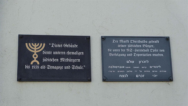Zwei Gedenktafeln an der ehemaligen Synagoge in der Ledergasse weisen auf jüdisches Leben in Oberthulba hin. Jetzt soll eine Gedenkskulptur folgen. Das Motiv soll nach dem willen der Gemeinderäte ein Rucksack aus den Reihen der verfolgten Juden sein. Foto: Gerd Schaar - Zwei Gedenktafeln an der ehemaligen Synagoge in der Ledergasse weisen auf jüdisches Leben in Oberthulba hin. Jetzt soll eine Gedenkskulptur folgen. Das Motiv soll nach dem willen der Gemeinderäte ein Rucksack aus den Reihen der verfolgten Juden sein. Foto: Gerd Schaar Zwei Gedenktafeln an der ehemaligen Synagoge in der Ledergasse weisen auf jüdisches Leben in Oberthulba hin. Jetzt soll eine Gedenkskulptur folgen. Das Motiv soll nach dem willen der Gemeinderäte ein Rucksack aus den Reihen der verfolgten Juden sein. Foto: Gerd Schaar - Zwei Gedenktafeln an der ehemaligen Synagoge in der Ledergasse weisen auf jüdisches Leben in Oberthulba hin. Jetzt soll eine Gedenkskulptur folgen. Das Motiv soll nach dem willen der Gemeinderäte ein Rucksack aus den Reihen der verfolgten Juden sein. Foto: Gerd Schaar