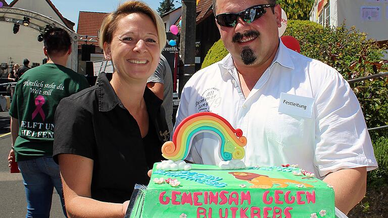 Weit über 60 Kuchen und Torten wurden gespendet. Eine Torte mit Symbolkraft überreichte Veronika Kimmel an André Hubert. Der Regenbogen steht für die Kinderkrebsstation der Uniklinik Würzburg, der Löwe für den Löwenmut, mit dem sich die Familie dem Krebs entgegenstellt. Weit über 60 Kuchen und Torten wurden gespendet. Eine Torte mit Symbolkraft überreichte Veronika Kimmel an André Hubert. Der Regenbogen steht für die Kinderkrebsstation der Uniklinik Würzburg, der Löwe für den Löwenmut, mit dem sich die Familie dem Krebs entgegenstellt.