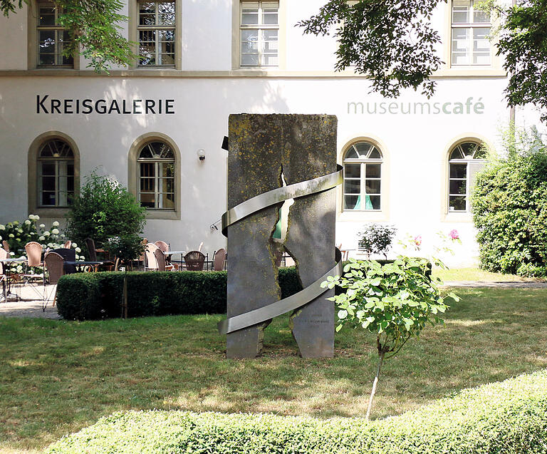 Die Skulptur "Wiedervereinigung" von Lothar Bühner wurde 2003 im Garten der Kreisgalerie in Mellrichstadt aufgestellt. Die Skulptur "Wiedervereinigung" von Lothar Bühner wurde 2003 im Garten der Kreisgalerie in Mellrichstadt aufgestellt.
