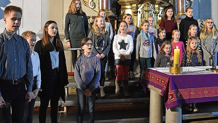 Der Wonfurter Kinder- und Teeniechor führte das Minimusical &bdquo;Der Weihnachtsgast&ldquo; auf.