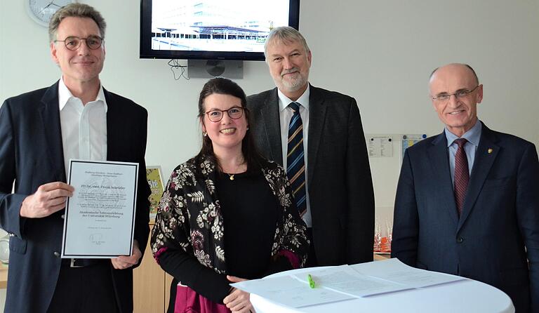 Die Akutgeriatrie der Haßberg-Kliniken ist ab sofort eine Akademische Lehreinrichtung der Universität Würzburg. Das Bild zeigt (von links) Dr. Frank Schröder, Chefarzt der Geriatrie, Prof. Dr. Sarah König, Leiterin des Lehrstuhls für Medizindidaktik, Klinikchef Stephan Kolck und Landrat Wilhelm Schneider. Die Akutgeriatrie der Haßberg-Kliniken ist ab sofort eine Akademische Lehreinrichtung der Universität Würzburg. Das Bild zeigt (von links) Dr. Frank Schröder, Chefarzt der Geriatrie, Prof. Dr. Sarah König, Leiterin des Lehrstuhls für Medizindidaktik, Klinikchef Stephan Kolck und Landrat Wilhelm Schneider.