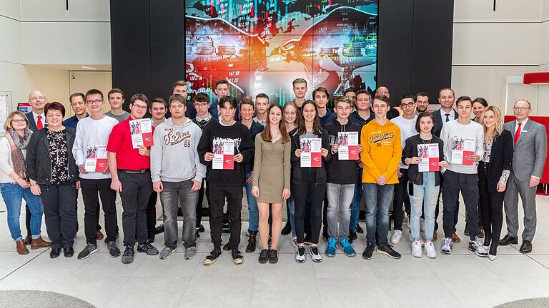 Bei der Siegerehrung: Vertreter der Sparkasse und die erfolgreichsten Planspie- Börse-Schülerteams der Sparkasse Mainfranken Würzburg mit ihren Lehrern. Bei der Siegerehrung: Vertreter der Sparkasse und die erfolgreichsten Planspie- Börse-Schülerteams der Sparkasse Mainfranken Würzburg mit ihren Lehrern.