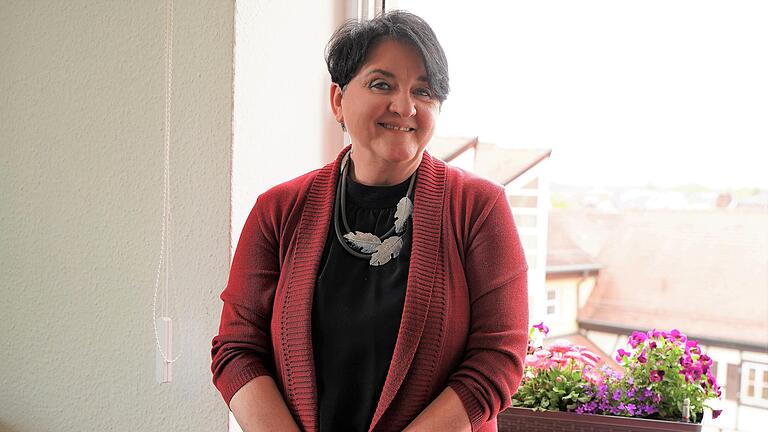 Schwanfelds Bürgermeisterin Lisa Krein hat viele Lieblingsplätze, dazu gehört auch der Platz am Fenster ihres Amtszimmers mit Blick auf Schwanfeld. Schwanfelds Bürgermeisterin Lisa Krein hat viele Lieblingsplätze, dazu gehört auch der Platz am Fenster ihres Amtszimmers mit Blick auf Schwanfeld.