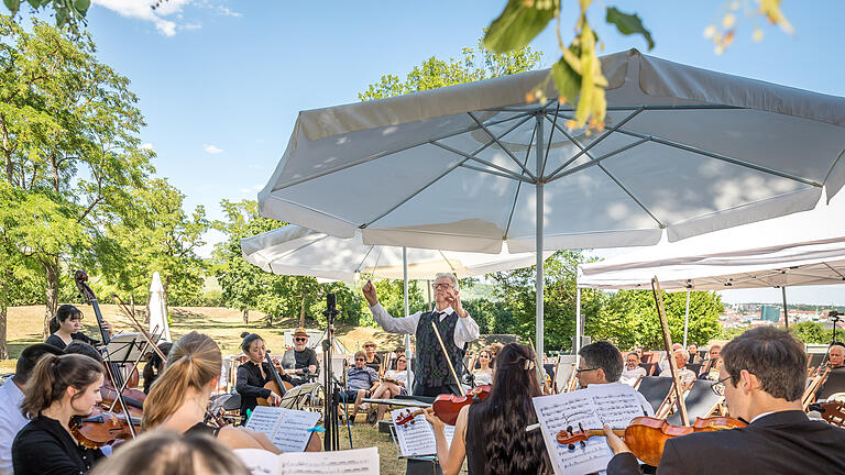 Würzburger Kammerorchester: Der Barbier von Sevilla       -  Das Würzburger Kammerorchester spielt am Sonntag (03.07.22) im Neutorgraben unterhalb der Festung Marienburg in Würzburg die Oper „Der Barbier von Sevilla“ in einer konzertanten Fassung. Rund 100 Menschen besuchen die Veranstaltung bei sommerlichen Temperaturen um 32 Grad.