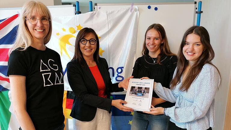 Aus den Händen von Carolin Ott (rechts) bekam Barbara Becker den Kalender zum Thema „Wasser“. Mit dabei sind Projektleiterin Ilona Schuster (links) und Schülerin Sophia Traub (Zweite von rechts).&nbsp;