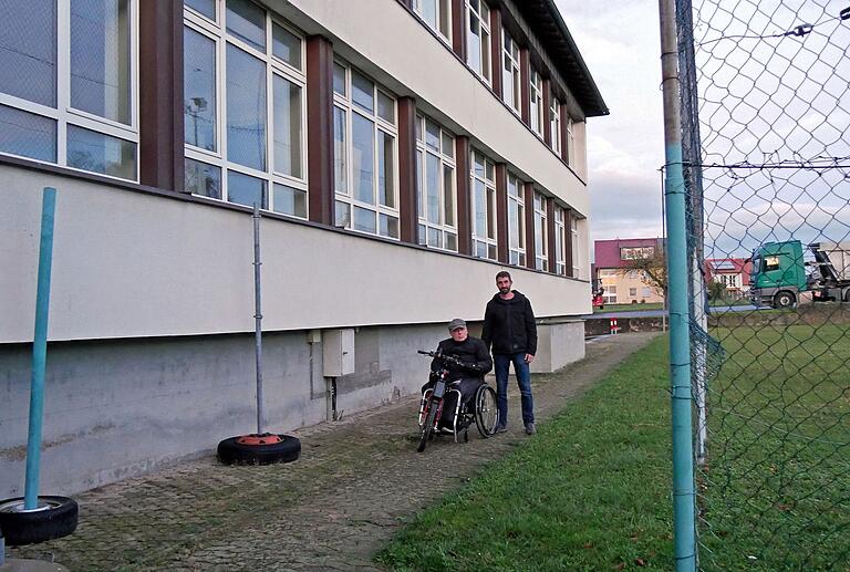 Der querschnittsgelähmte Andreas Winkler und Sportsvereinsvorsitzender Sebastian Scheer vom FVO sehen die Gemeinde Bergheim in der Pflicht, weiterhin für einen behindertengerechten Zugang zur Zuschauertribüne des Sportplatzes zu sorgen. Der querschnittsgelähmte Andreas Winkler und Sportsvereinsvorsitzender Sebastian Scheer vom FVO sehen die Gemeinde Bergheim in der Pflicht, weiterhin für einen behindertengerechten Zugang zur Zuschauertribüne des Sportplatzes zu sorgen. 