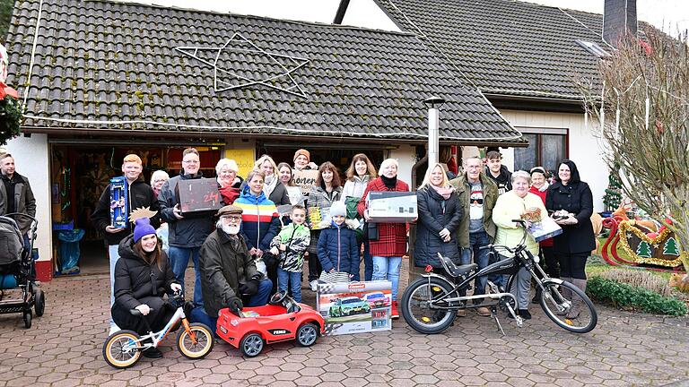 Strahlende Gesichter am Mellrichstädter Weihnachtshaus: Peter Mack (Fünfter von rechts) hatte die besten Schätzer seines Gewinnspiels zur Preisübergabe eingeladen.