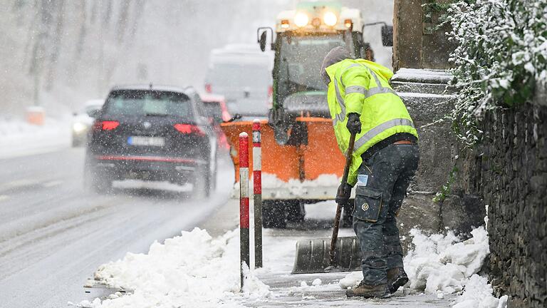 Ein Räumfahrzeug befreite am Donnerstag den Fussweg in der Höchberger Straße von Schnee und Eis.