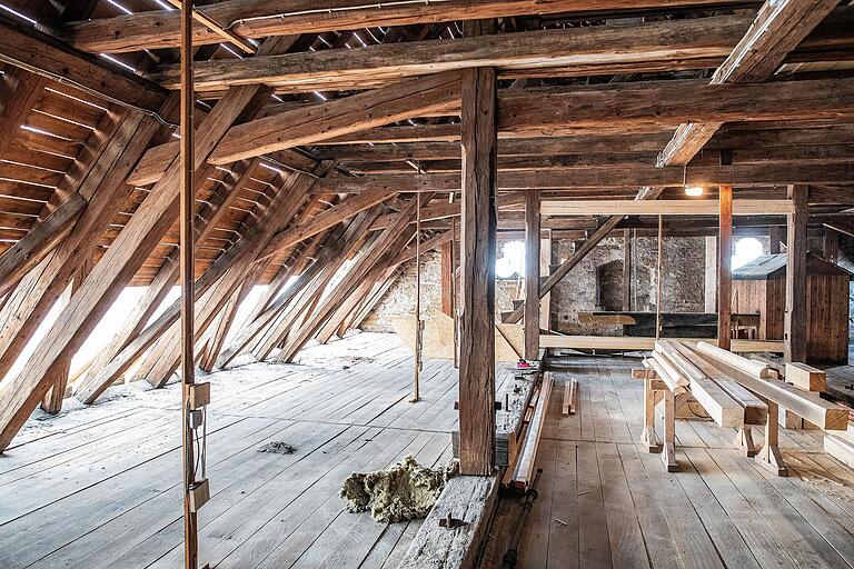 Blick unter das Hofheimer Kirchendach: An einzelnen Stellen wurde es im Zuge der Sanierung mit neuen Holzbalken statisch ertüchtigt.