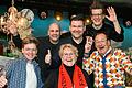 Gut in der Fastnachtsfamilie angekommen: Doris Paul mit (v.l.) David Lugert&nbsp; von 'Viva Voce', Sitzungspräsident Christoph Maul, Bauchredner Sebastian Reich, Comedian Matthias Walz und Volker Heißmann.&nbsp;
