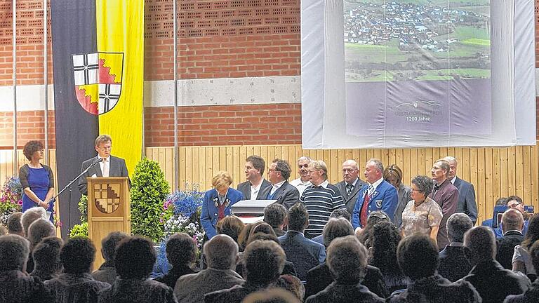 Präsentierten beim Festkommerst Oberleichtersbach und seine Geschichte: Claudia Straub, Josef Heil und der Geschichtskreis.