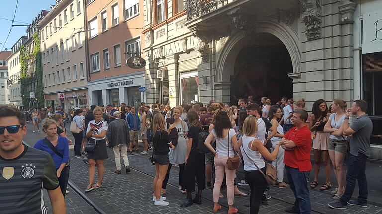 Ende der Party: Nach dem WM-Aus der deutschen Mannschaft diskutierten noch Fans auf der Fanmeile Sanderstraße. Foto: Torsten Schleicher