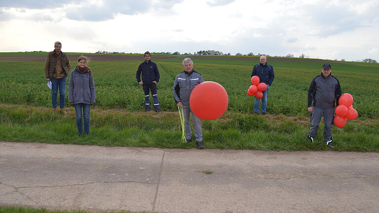 Sie haben mit roten Luftballons die Größenverhältnisse der höchsten Aufböschungen der geplanten Sulzfelder Ortsumgehung anschaulich gemacht: BBV-Kreisgeschäftsführer Michael Diestel (von links), Sarah Walz von der Agrokraft, BBV-Kreisvorsitzender Mathias Klöffel, der Kleinbardorfer BBV-Obmann Leo Bauer, der Sulzfelder BBV-Obmann Walter Krug und sein Stellvertreter Anton Eckert.