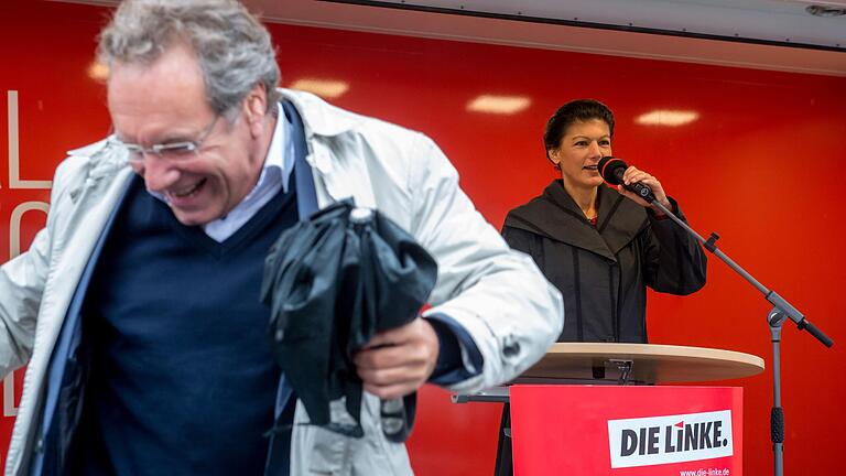 Die Linke-Politiker Sahra Wagenknecht und Klaus Ernst 2017 bei einer Wahlveranstaltung auf dem Marktplatz in Schweinfurt.